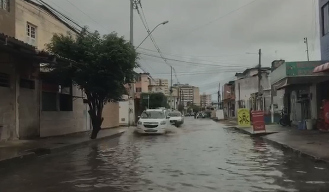 [Vídeo] Ruas da capital ficam alagadas após chuvas 