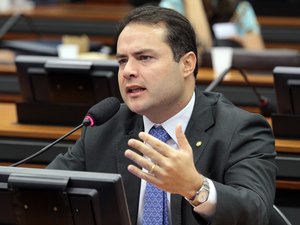 Em meio a greve dos militares, Lei eleitoral proíbe Renan Filho de conceder aumento