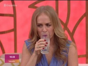 Angélica tem reação bizarra no Encontro com Fátima Bernardes e cospe bebida ao vivo na Globo