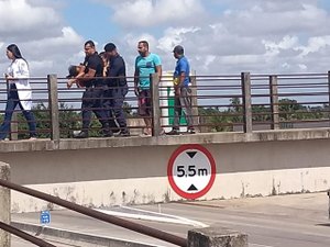 Mulher tenta pular de viaduto em Teotonio Vilela e é impedida por guardas municipais