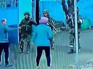 Ucrânia: casal de idosos expulsa soldados russos de quintal de casa