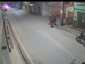 Mulher dá garrafada em idoso e é esfaqueada por ele no Centro do município de Jacuípe