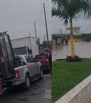 Com rodovia inundada, motoristas fazem fila sem conseguir passar em São Luís do Quitunde