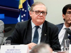 Vélez diz que não vai entregar cargo após notícias sobre demissão