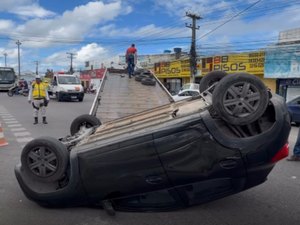 Carro capota em avenida no Benedito Bentes e deixa trânsito complicado