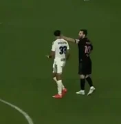 Messi é multado após dar tapa no rosto de adversário