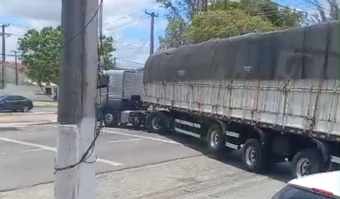 [Vídeo] Carreta quebra e fica atravessada na principal avenida do bairro Cidade Universitária