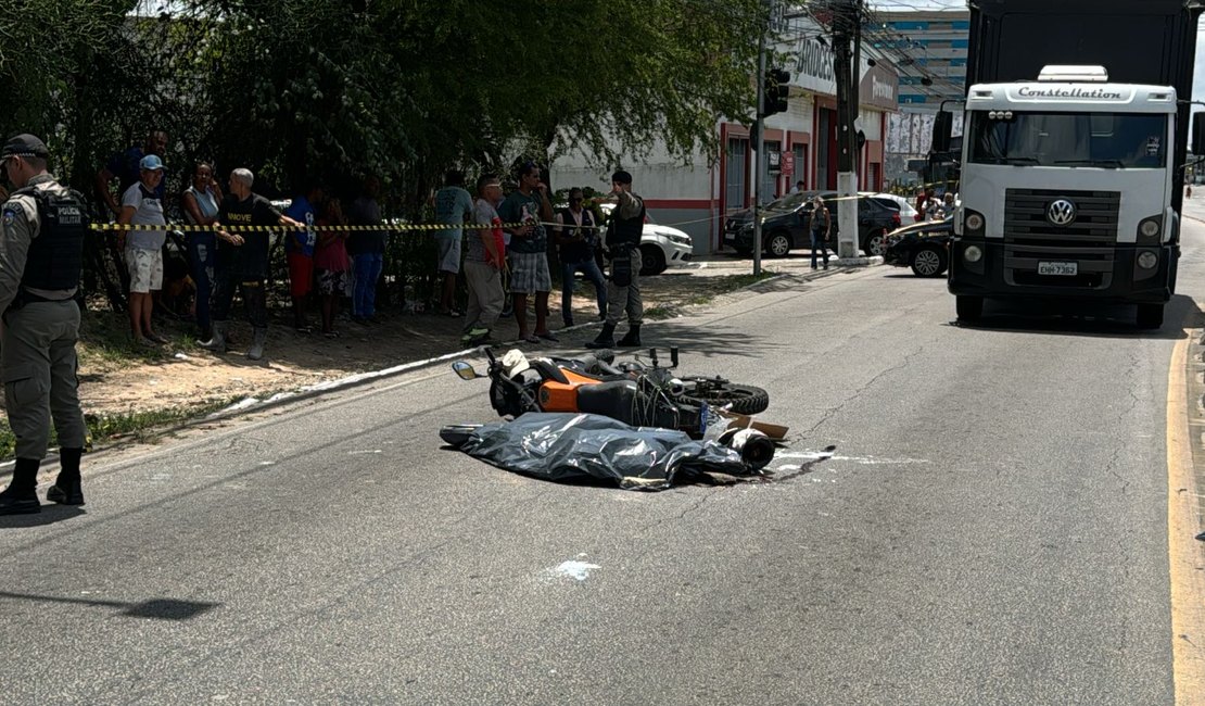 [Vídeo] Motociclista morre após colidir com carro e ser atropelado por caminhão