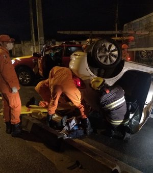 Colisão entre dois carros é registrada em Maceió