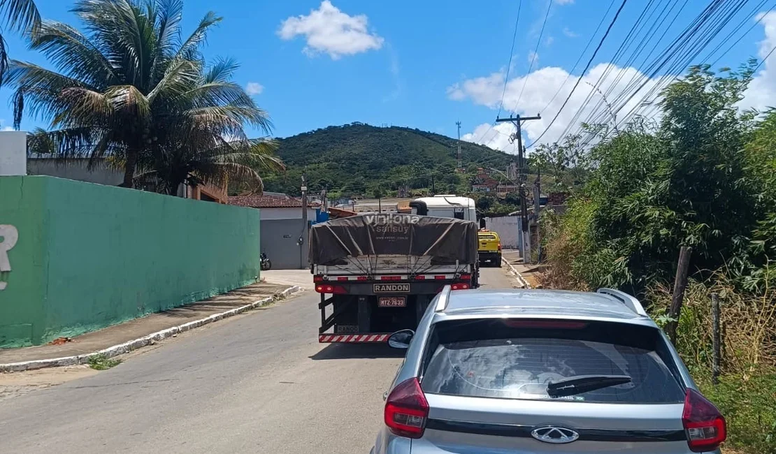 Caminhão colide em carro ao dar marcha à ré no Centro de Coité do Nóia