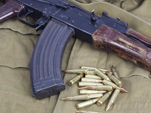 Polícia apreende fuzis que iam para favelas do Rio