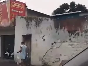 [Vídeo] Paciente foge do Hospital de Emergência e é flagrado andando com sonda e soro pelas ruas de Arapiraca