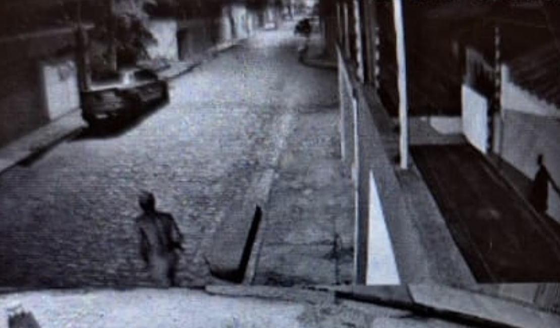 Homem nu é flagrado caminhando com gato no braço no Bom Jardim, em Arapiraca