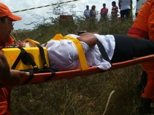 Carro capota em trecho da AL-101 Sul e deixa condutora lesionada