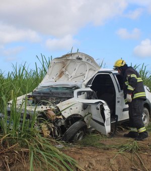 Vaículo cai em ribanceira e vítima precisa ser socorrida pelos bombeiros, em União dos Palmares