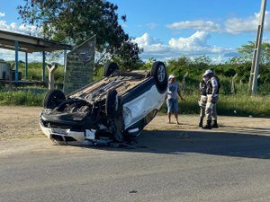 [Vídeo] Colisão seguida de capotamento deixa uma pessoa ferida em Jaramataia
