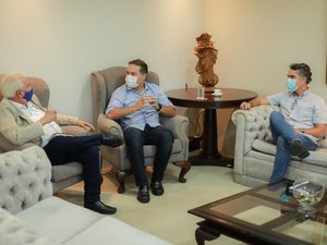 Prefeito de Maragogi e governador discutem sobre escola no Deda Paes