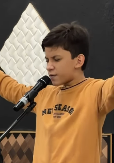 Mãe se emociona ao ver filho autista cantar na igreja após evolução