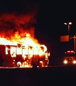 Ônibus que fazia transporte de universitários pega fogo e fica destruído em Murici