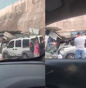 [Vídeo] Após batida, carro invade e destrói banca de livros no Centro de Maceió