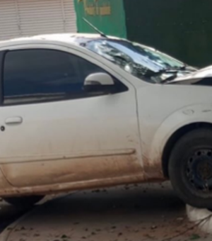 Carro invade praça e colide contra árvore no Centro de Craíbas