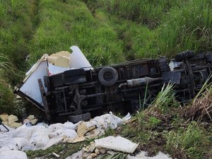 Homem é resgatado por populares após tombamento de caminhão