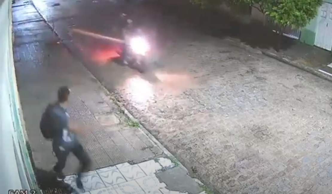 [Vídeo] Câmeras de vigilância flagram tentativa de assalto próximo à Escola Tibúrcio Valeriano
