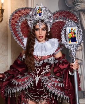 Anitta estreia Ensaios na Europa com look inspirado no tarô