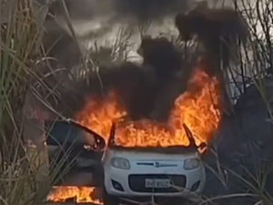 [Vídeo] Carro pega fogo nas proximidades da Usina Santa Clotilde, em Rio Largo