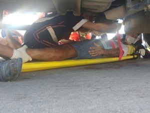[Vídeo] Motociclista vai parar embaixo de caminhão após colisão na AL-220