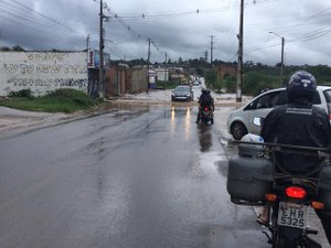 Chuva forte deixa ruas alagadas em Arapiraca