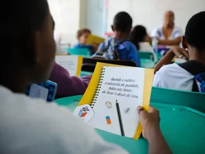 Auxílio de R$ 400 e mais: entenda programa para alunos realocados devido ao afundamento do solo