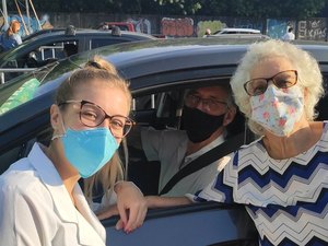 Estudante de enfermagem vacina avós contra a Covid durante reencontro em drive-thru
