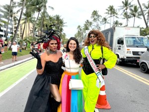 Teca Nelma marca presença na Parada do Orgulho LGBTQIAPN+ e reforça políticas públicas pela causa