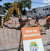 Obra emergencial de drenagem interdita via no Conjunto Murilópolis, na Serraria