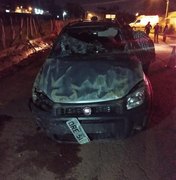 Para evitar colisão frontal motorista sai da pista e tomba veiculo na AL-110, em Arapiraca
