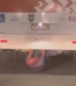 Homem é flagrado “pegando carona” na parte de baixo de ônibus em Maceió