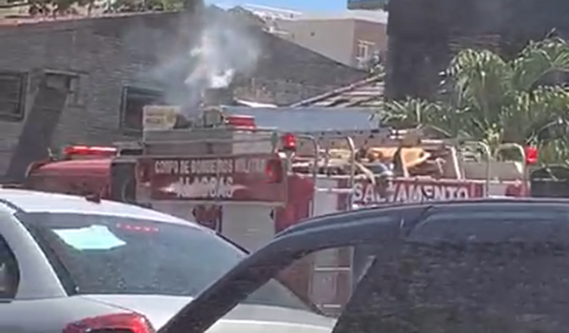 [Vídeo] Incêndio em estabelecimento comercial trava Avenida Fernandes Lima
