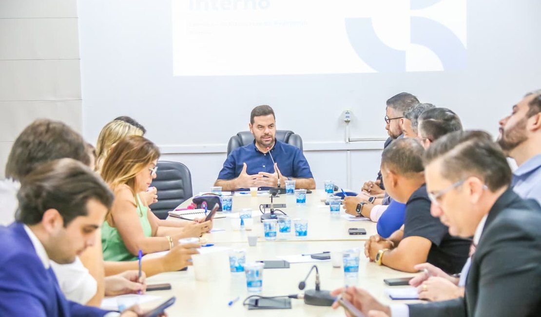 Comissão apresenta aos vereadores documento base para atualização do regimento interno da Câmara de Maceió