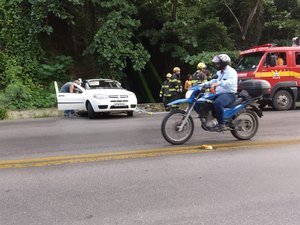 Carro capota na ladeira Geraldo Melo e deixa trânsito lento no Farol 