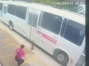 [Vídeo] Câmera de segurança flagra momento em que criança 'foge' e quase é atropelada