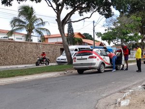 Acidente envolvendo viatura policial é registrado em avenida de Arapiraca