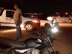 Motociclista embriagado colide contra veículo
