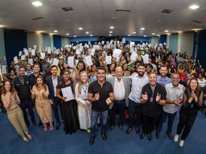 Prefeito JHC entrega certificados para mais de 700 maceioenses qualificados pelo Emprega Jovem MCZ