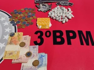 Em São Sebastião, homem é preso com 46 bombinhas de maconha e dinheiro