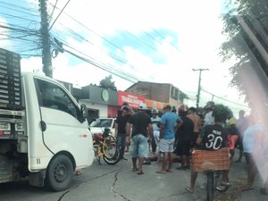 Homem é atropelado por caçamba no bairro do Jacintinho, em Maceió