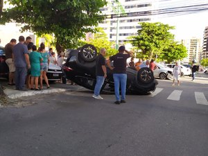 Carro capota após colisão em cruzamento na Ponta Verde