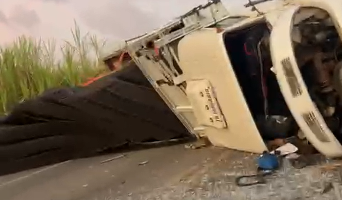 Caminhão tomba e interdita trecho da AL-105 entre Matriz de Camaragibe e Porto Calvo