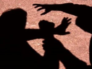 Mulher é presa após agredir homem que estava nu na cama com sua filha de 5 anos