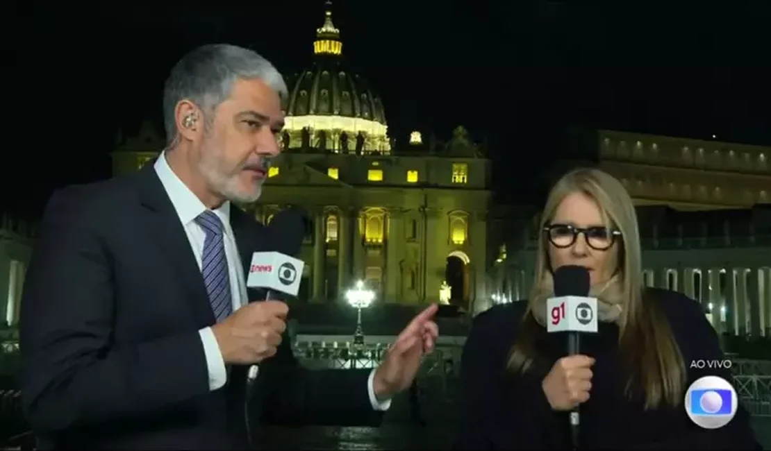 Ilze Scamparini 'foge' de abraço de William Bonner em entrada ao vivo no JN